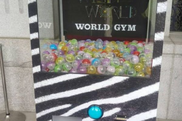 Celine扭蛋機 狂野又吸睛 WORLD GYM世界健身俱樂部  大型活動 扭蛋機