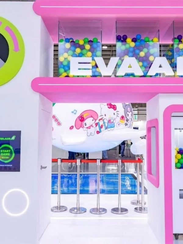 台北國際旅展知名航空公司HELLO KITTY 彩繪機造型扭蛋機扭蛋機租賃遊戲機租賃陽昇國際
