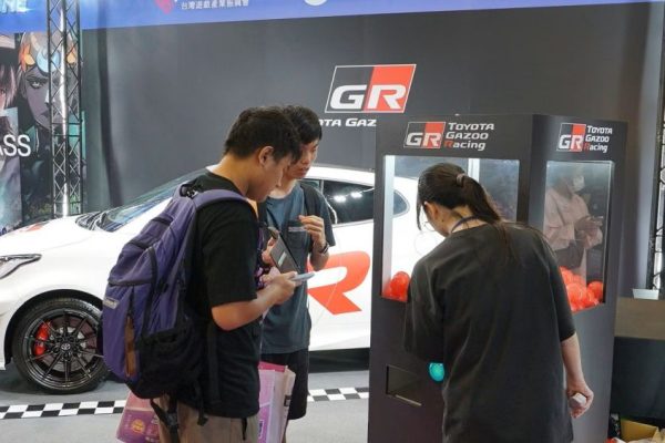 台北世貿電玩展知名賽車遊戲大型扭蛋機客製化扭蛋機扭蛋機租賃品牌活動展覽活動遊戲機租賃陽昇國際