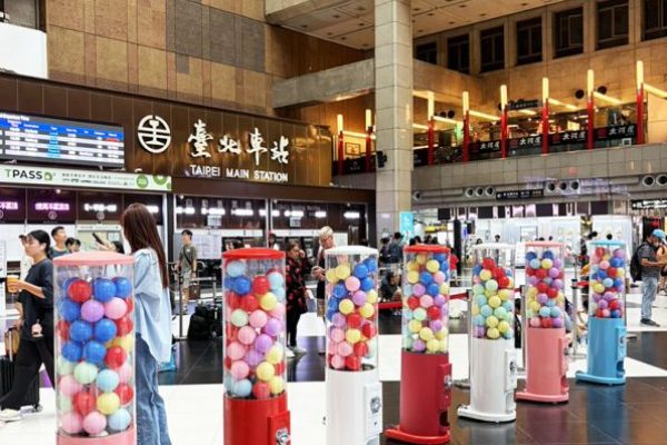 台北車站仲夏產業展直筒扭蛋機圓筒扭蛋機扭蛋機租賃扭蛋機出租客製化扭蛋機行銷活動活動抽獎陽昇國際