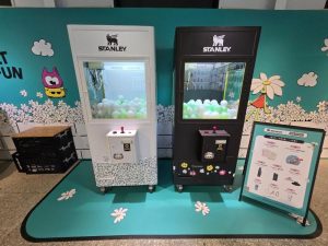品牌聯名快閃店行銷新亮點客製化娃娃機打造沉浸式互動體驗 娃娃機租賃娃娃機出租客製化娃娃機陽昇國際